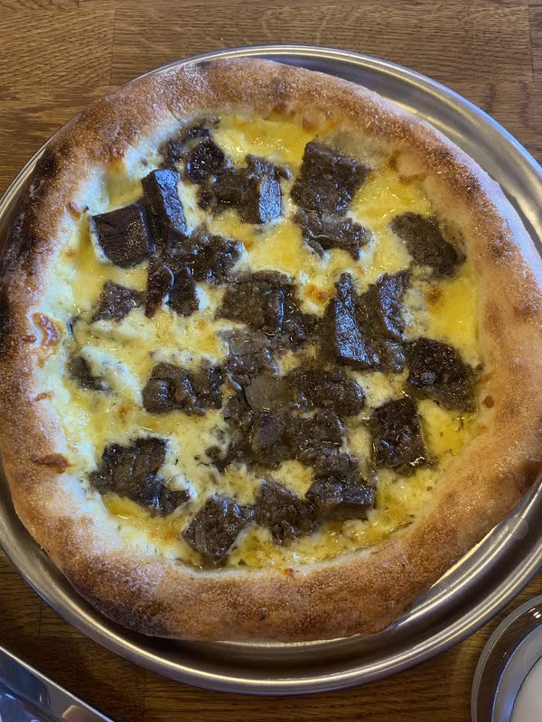 Taş fırından çıkmış kavurmalı, kolot peynirli ve yumurtalı pide