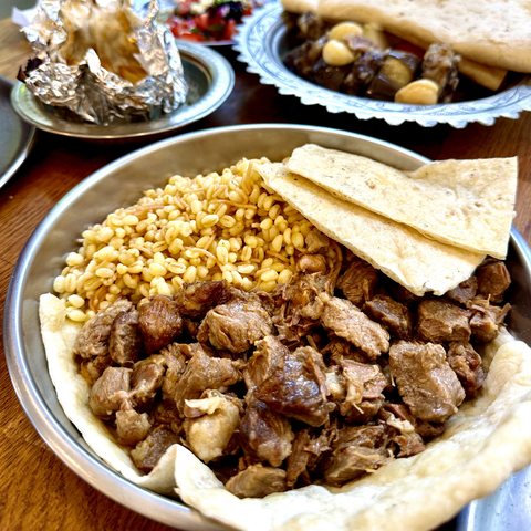 Yayvan tabakta kuzu kavurma, yanında oba pilavı ve lavaş